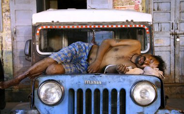 adam ölü uykuda jeep, delhi, Hindistan