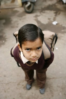 çocuğun Okulu, delhi, Hindistan için bırakarak