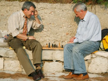 Yaşlı adamlar satranç oynuyor