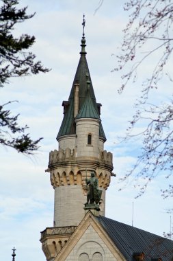 Neuschwanstein Kalesi kule ağaçların arasındaki