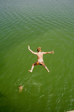 Çocuk suya atlama