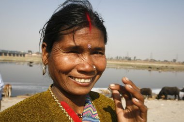 Indian lady living on the banks of yamuna river, delhi, india clipart