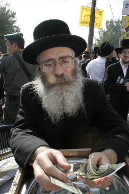 eski Yahudi adam para toplama sakallı