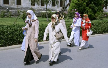 istanbul, Türkiye'de Park yürüme geleneksel Türk kadınları
