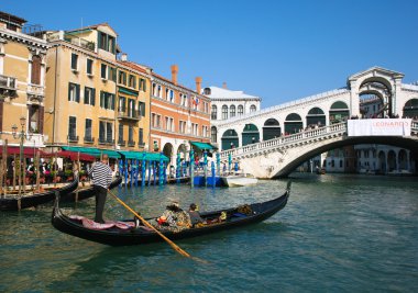 Gondola at Rialto bridge clipart