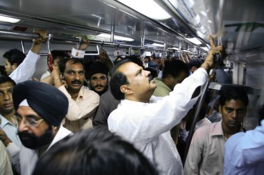 Delhi metro yolcuları