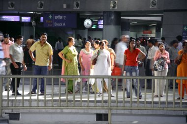 Delhi metro yolcuları