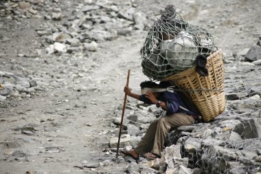 adam ağır yük taşıma, annapurna, nepal