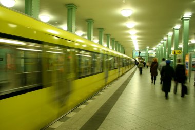bir metro istasyonu platform yürüyüş
