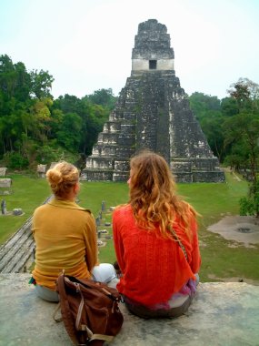 Görünüm, tikal, guatemala ile tapınak oturan Çift