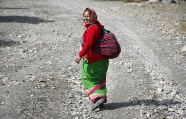 annapurna nepa yol boyunca yürüyüş Geleneksel giyimli gurung lady