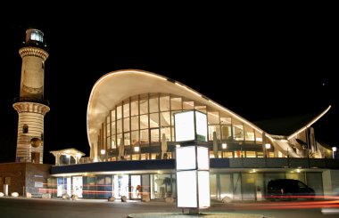 Deniz feneri Restoran gece sahil tarafından