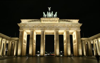 Geceleri aydınlatılan brandenburg tor