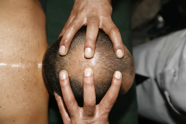 Indian ayurvedic oil head massage — Stock Photo, Image