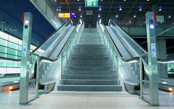 Escalier et escaliers roulants dans un espace public — Photo
