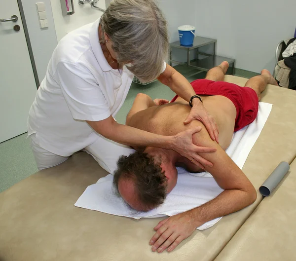Técnica Vojta: fisioterapeuta que maneja al paciente masculino — Foto de Stock
