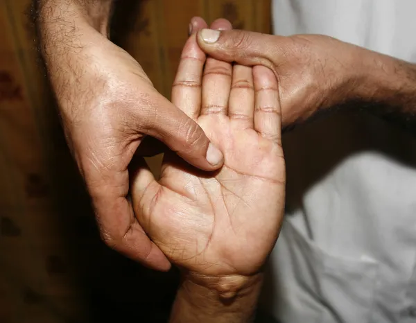 Indian ajurwedyjski olej Masaż dłoni — Zdjęcie stockowe
