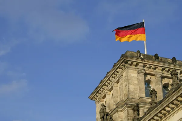 Německá vlajka plovoucí nad reichtag, Berlín, Německo — Stock fotografie