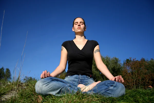 Женщина медитирует — стоковое фото
