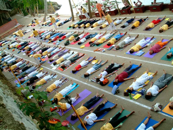 Aula de ioga em Sivananda ashram em Neyyar Dam, Kerala, Índia — Fotografia de Stock