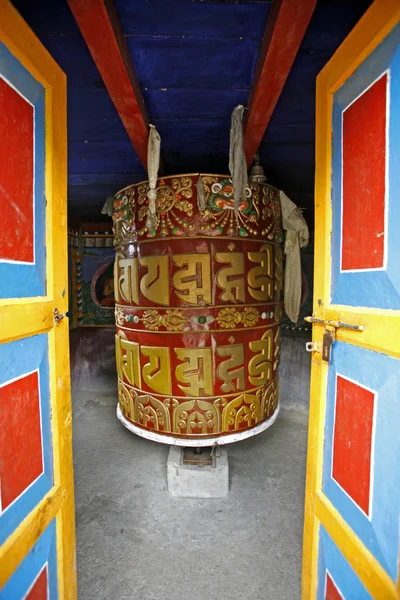 Färgglada buddhistiska be hjul — Stockfoto