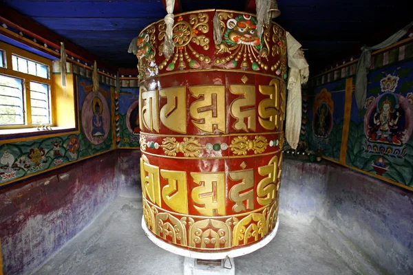 Renkli buddist dua tekerlekleri — Stok fotoğraf