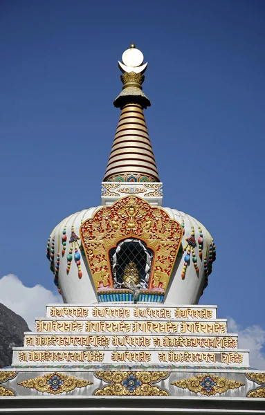 青い空、アンナプルナ、ネパールの仏舎利塔 — ストック写真