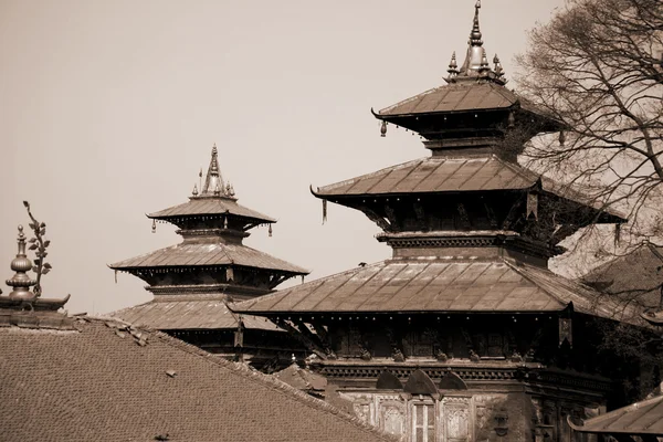 Två pagoder towers i durbar square i sepia, Katmandu, nepal — Stockfoto