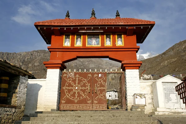 Toegangspoort tot muktinath tempel, annapurna, nepal — Stockfoto
