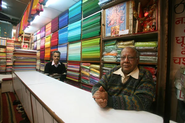 Intérieur du showroom de tissu, delhi, Inde — Photo