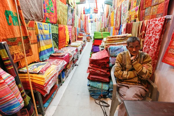 Mężczyzna sprzedawca tkaniny — Zdjęcie stockowe