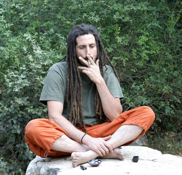 Hippy préparer, rouler et fumer un joint de marijuana : série de photos — Photo