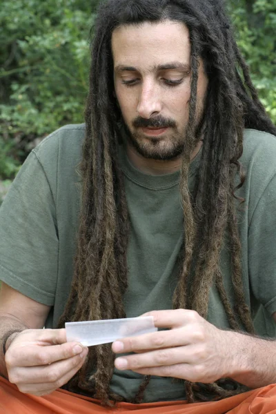 Hippie präpariert, rollt und raucht Marihuana-Joint: Fotoserie — Stockfoto