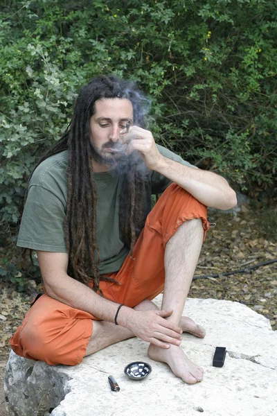 Hippie präpariert, rollt und raucht Marihuana-Joint: Fotoserie — Stockfoto