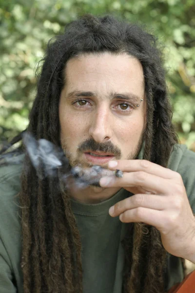 Hippie přípravu, válcování a kouření marihuany společné: fotografie série — Stock fotografie