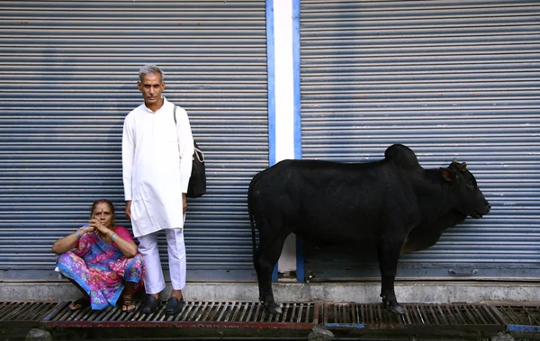 Pár čeká mimo obchod, Miloš, Indie — Stock fotografie