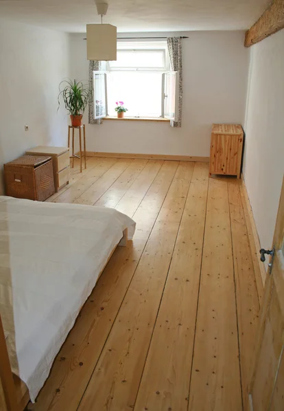 Dormitorio con suelo de madera — Foto de Stock