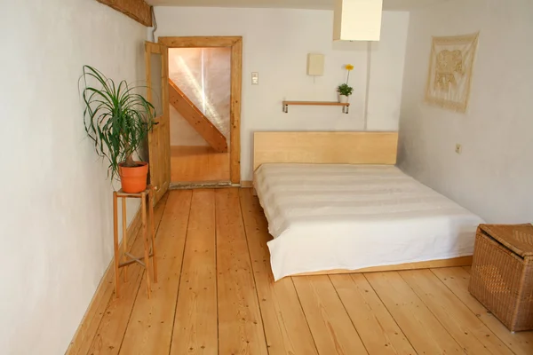 Ξύλινο πάτωμα υπνοδωμάτιο στο σπίτι — Φωτογραφία Αρχείου