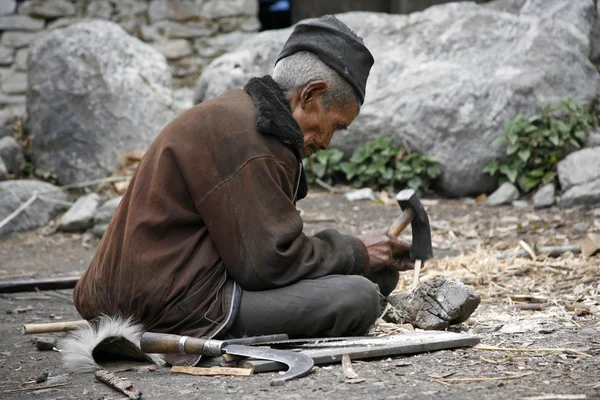 Hombre viejo trabajando — Foto de Stock