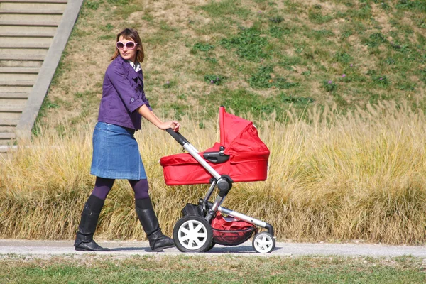 Mor och barnvagn — Stockfoto
