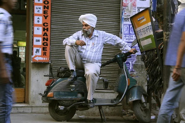 Sikh muž v hlubokém zamyšlení, Dillí, Indie — Stock fotografie