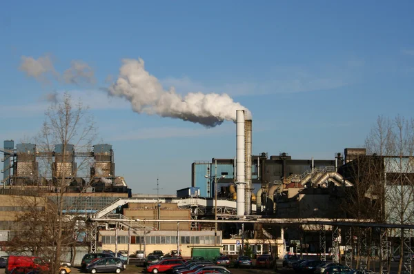 Rauchender Fabrikschornstein in Polen — Stockfoto