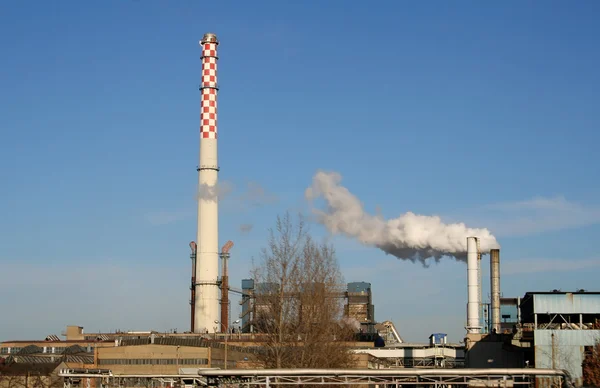 Kouření tovární komín v Polsku — Stock fotografie
