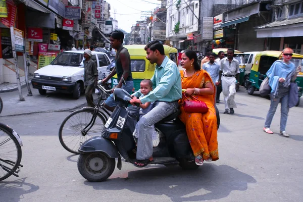 Familia en scooter en dehi — Foto de Stock
