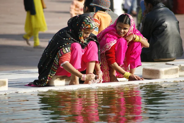 Γυναίκες σε saris εκτέλεση έκπλυσις στο jama masjid, Δελχί, Ινδία — Φωτογραφία Αρχείου