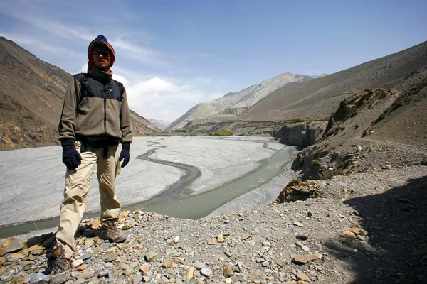 Turysta stoi przed dolinę rzeki w dolnej mustang, annapurna, nepal — Zdjęcie stockowe