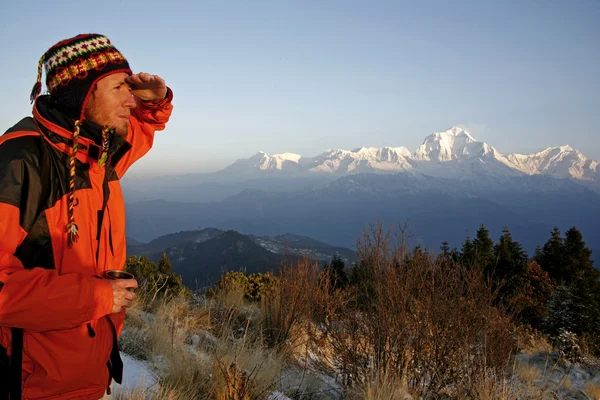 Mountaineerer looking at a mountain range — Stock Photo, Image