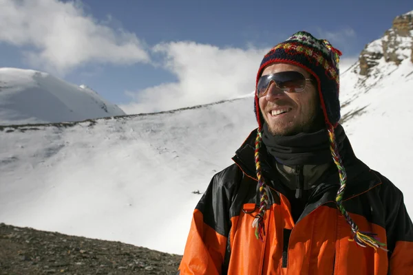 Montañista disfrutando de la cumbre después de una subida por el paso thorong-la, annapurna —  Fotos de Stock