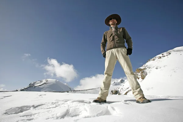 Man står i snö med benen isär, annapurna, nepal — Stockfoto