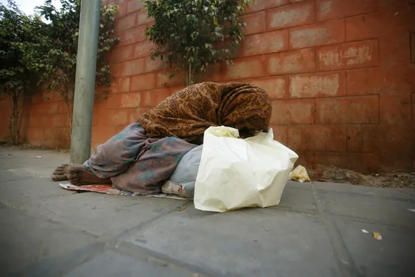 Old woman sleeping on footpath, delhi, india — Stock Photo, Image
